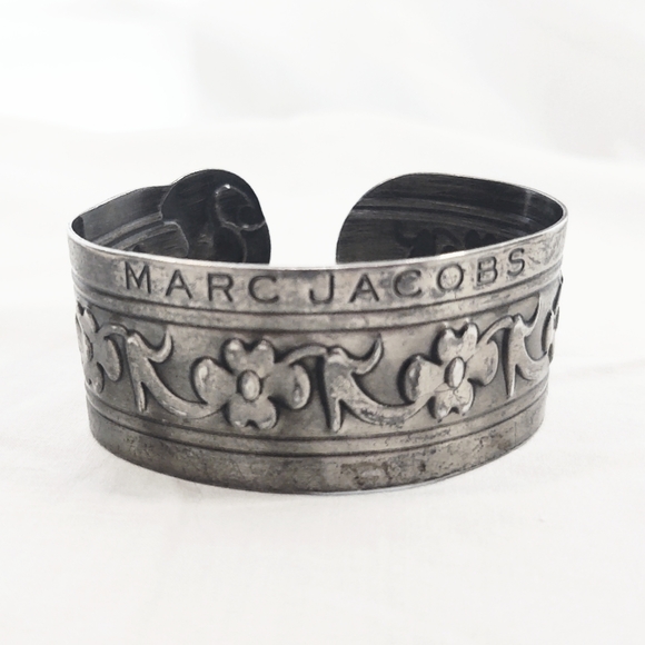 Designer Marc Jacobs Wide Silver Floral Cuff Bracelet - Picture 2 of 7
